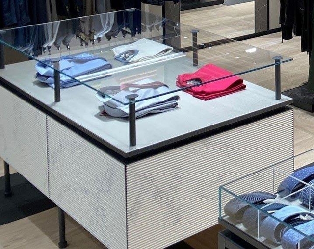 リサイクルされた紙の素材を側面にあしらった陳列台。「アルマーニ」のアウトレット店で導入する＝神戸市北区、神戸三田プレミアム・アウトレット（ジョルジオ　アルマーニ　ジャパン提供）
