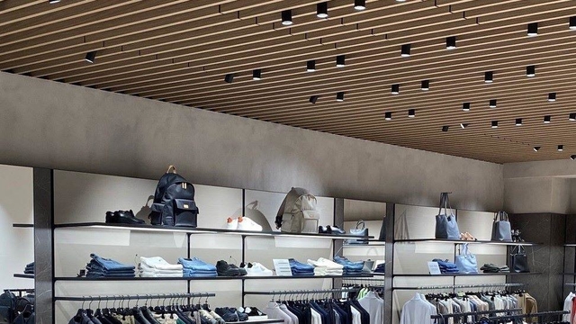 リサイクル素材を棚や壁紙に使用した「アルマーニ」のアウトレット店舗＝神戸市北区、神戸三田プレミアム・アウトレット（ジョルジオ　アルマーニ　ジャパン提供）