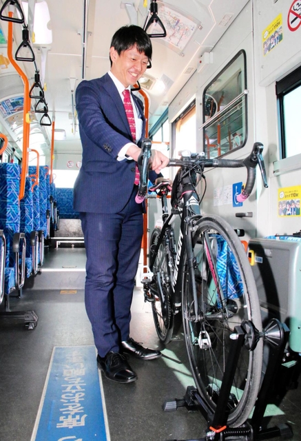 神姫バスが４月から始める路線バス車内へのスポーツ自転車積載サービス＝神戸市中央区港島南町４