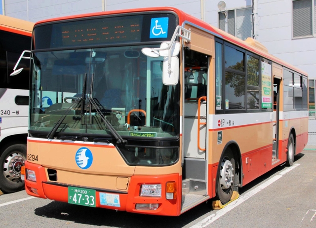神姫バスが４月からスポーツ自転車積載サービスを始める路線バスの車両＝神戸市中央区港島南町４