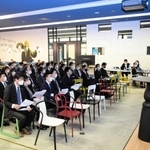 スタートアップ経営者らの話を聞く金融機関の職員ら＝神戸市中央区浪花町、起業プラザひょうご