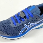 センサーを付けた運動靴（アシックス提供）