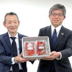 実証実験で収穫したイチゴを持つイオンアグリ創造社長の福永庸明氏（左）と大阪ガス執行役員の夏秋英治氏＝大阪市中央区（大阪ガス提供）