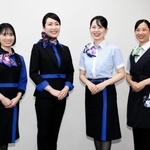 ４月１日から山陽新幹線で導入されるパーサーの新制服＝２２日午前、大阪市北区