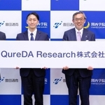 関西学院大と豊田通商が設立した「キュレダリサーチ」の瀬川恭平社長（左から２人目）と最高技術責任者の金子忠昭同大教授（同３人目）＝関学大提供