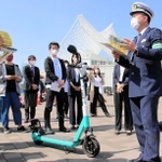 安全講習会で電動キックボードのルールを説明する警察官＝神戸市中央区波止場町