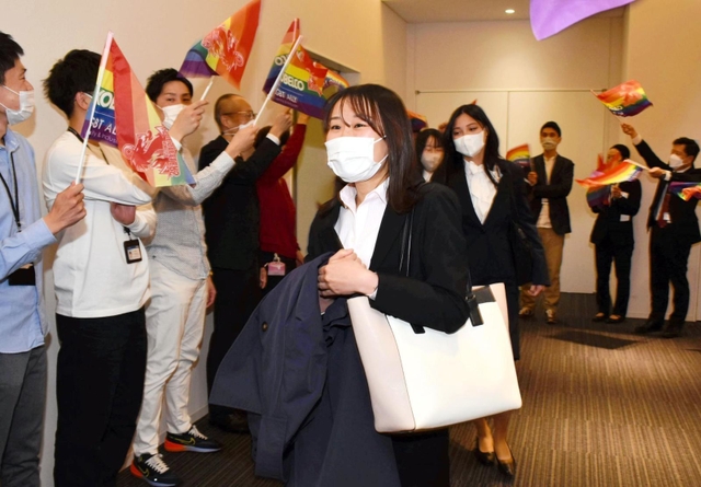 社員に出迎えられて入場する神戸製鋼所の新入社員たち＝神戸市中央区脇浜海岸通
