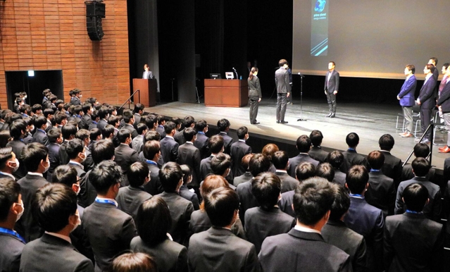 新入社員２１７人が出席したプライムプラネットエナジー＆ソリューションズの入社式＝姫路市神屋町、アクリエひめじ