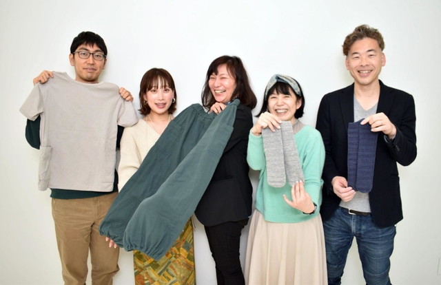 「裏表のない世界」を商品開発した「オールライト研究所」の研究員たち＝神戸市中央区新港町、フェリシモ