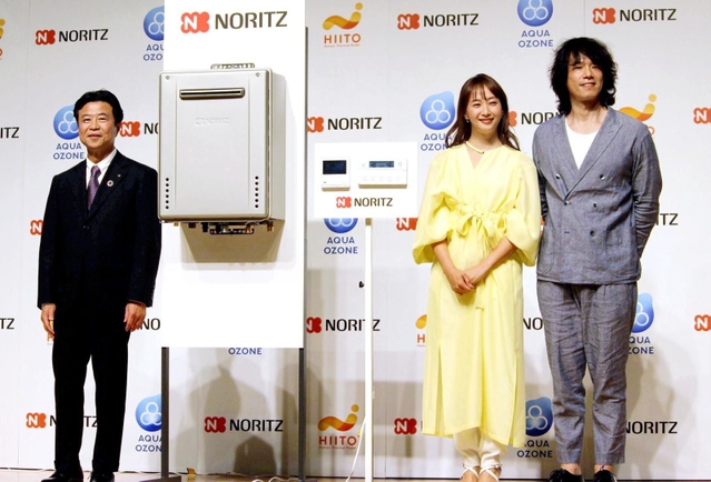 記者会見に登壇したノーリツ腹巻知社長（左）と、お笑い芸人の庄司智春さん、妻でタレントの藤本美貴さん＝東京都千代田区