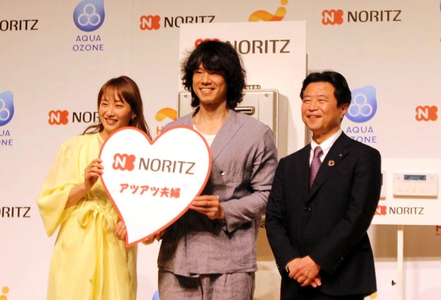 記者会見に臨むノーリツの腹巻知社長（左）と、お笑い芸人の庄司智春さん（右）、妻でタレントの藤本美貴さん＝東京都千代田区