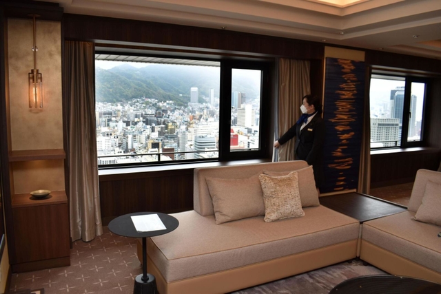 絵画に見立てた景色が主役のリビングルーム＝神戸市中央区波止場町、ホテルオークラ神戸