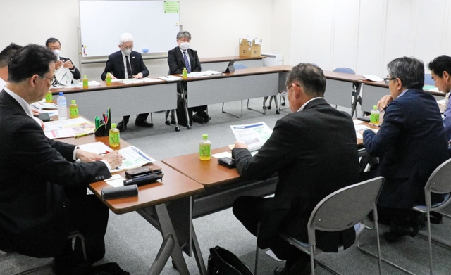 価格転嫁の円滑化について意見交換した懇談会＝神戸市中央区御幸通６、兵庫県中小企業家同友会