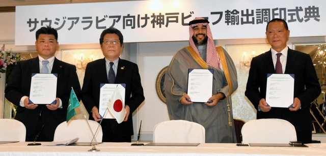 調印式に臨む（右から）エスフーズの村上真之助社長やフェサール氏ら＝神戸市中央区港島中町６、神戸ポートピアホテル