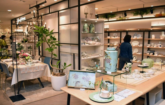 「おもてなし」の場面を想定した売り場。テーブルコーディネートも提案する＝神戸市中央区小野柄通８、神戸阪急