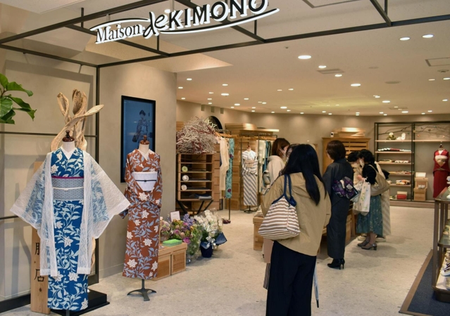 呉服売り場はモダンな内装で、普段使いの和装を提案する＝神戸市中央区小野柄通８、神戸阪急