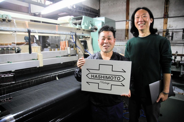 工房でブランドの立ち上げを振り返る橋本裕司さん（左）と原田幸典さん＝兵庫県多可町中区岸上、橋本裕司織布
