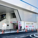 深江駅の１階に開業したドラッグストア「ココカラファイン阪神深江駅店」＝神戸市東灘区深江北町４（阪急阪神不動産提供）