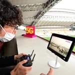 誰でも簡単にドローンを遠隔操作できる。リアルタイムで伝送される空撮映像は手元のタブレット端末で楽しめる＝神戸市兵庫区、ノエビアスタジアム神戸（撮影・中西幸大）