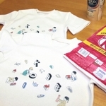 包装紙と六甲山系の間伐材でできた紙糸（左端）とＴシャツ＝神戸市中央区加納町６、神戸市役所