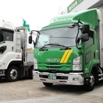 トラックを点検する運転手＝明石市大久保町江井島、大門