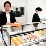 有機栽培の酒米・山田錦の米粉を使ったタルトを手にする西田智祐さん＝神戸市東灘区御影郡家１、田田田堂