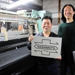 工房でブランドの立ち上げを振り返る橋本裕司さん（左）と原田幸典さん＝兵庫県多可町中区岸上、橋本裕司織布