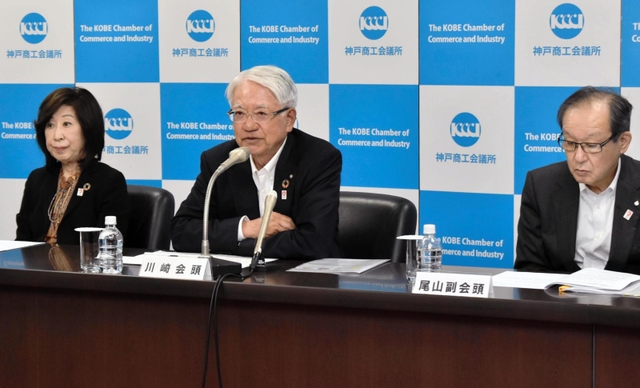 会見する神戸商工会議所の川崎博也会頭（中央）ら＝神戸市中央区港島中町６（撮影・石川　翠）