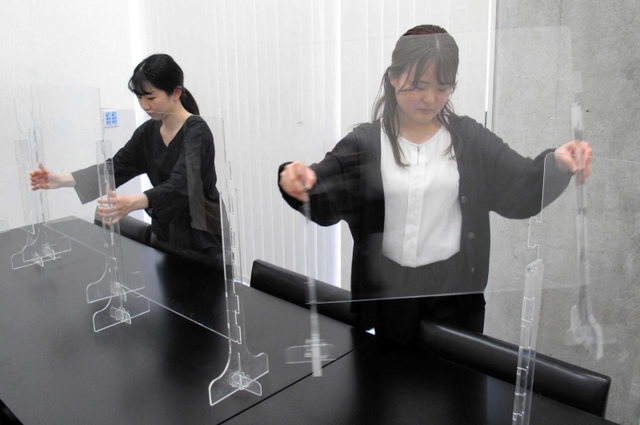 感染防止のために設けてきた応接室のパーティションを撤去する社員＝神戸市中央区栄町通４、和田興産（撮影・横田良平）