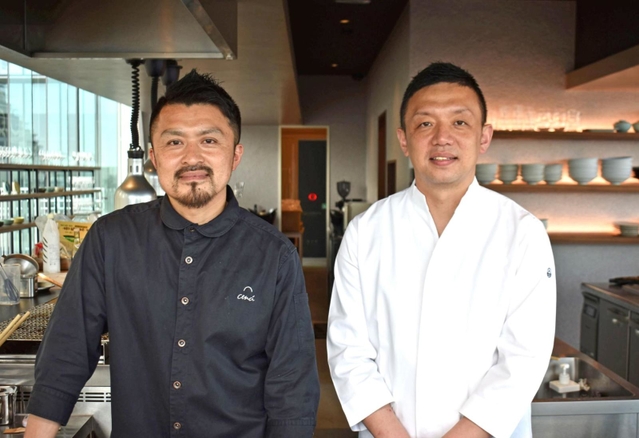 レシピを考案したシェフの坂本健さん（左）と林亮平さん＝神戸市中央区新港町