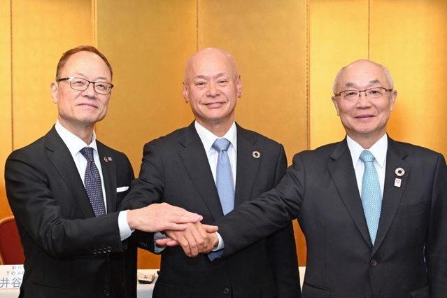 （左から）代表幹事に就いた井谷憲次氏と２年目に入る楢木一秀氏、退任した服部博明氏＝神戸ポートピアホテル（撮影・風斗雅博）