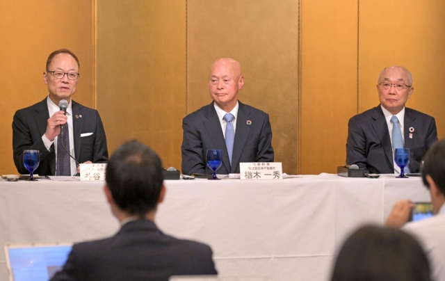（左から）代表幹事に就いた井谷憲次氏と２年目に入る楢木一秀氏、退任した服部博明氏＝神戸ポートピアホテル（撮影・風斗雅博）