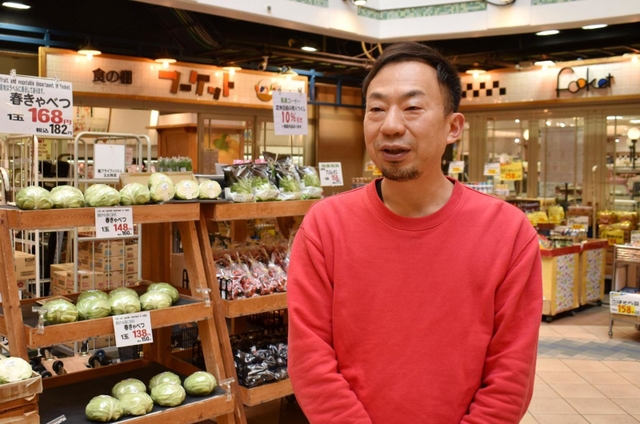 閉店の日が近づく「食の棚フーケット」。「閉めることに寂しさはない。ただ、悔しい、かな」と話す運営組合理事長の吉岡治さん＝神戸市長田区腕塚町５