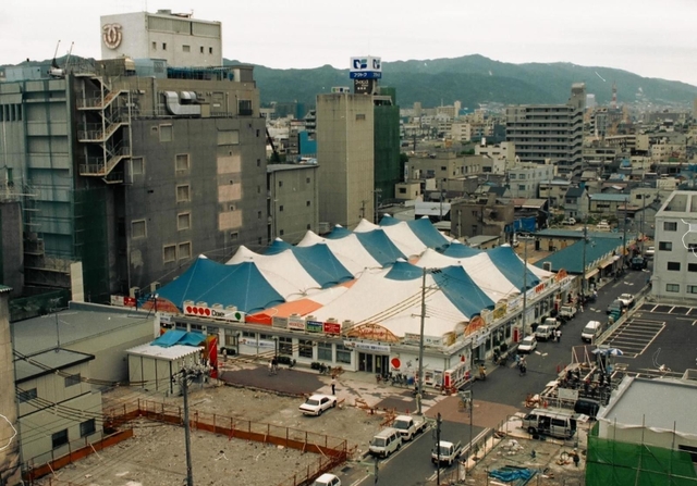 フーケットの前身「丸は市場」などが被災５カ月後に商いを再開した「復興元気村『パラール』」＝１９９５年６月、神戸市長田区