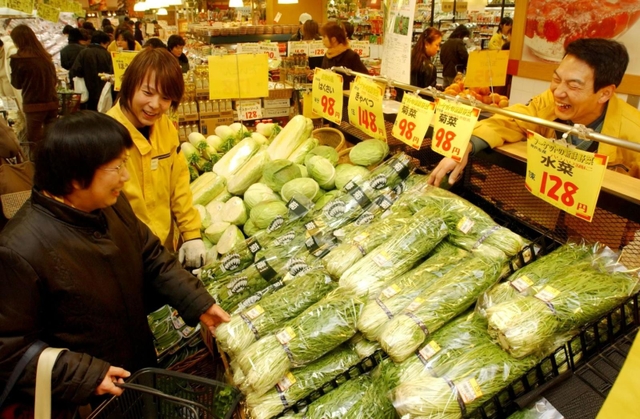 ２００４年、開店３年目の食の棚フーケット店内の様子。吉岡治さんは「最初の５～６年は無我夢中で、まだまだ手探りだった」と振り返る