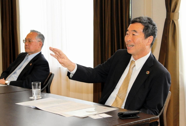 新会長に就いた成松郁廣氏（右）と退任した三原修二氏＝ＡＮＡクラウンプラザホテル神戸（撮影・大島光貴）