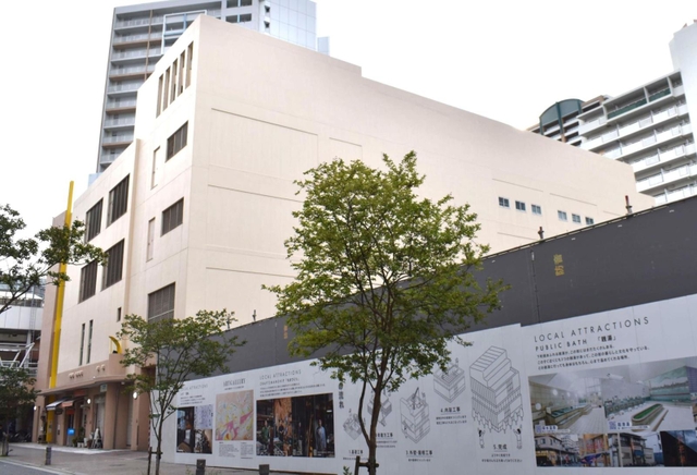 再開発ビル「アスタくにづか１番館」。地下では「食の棚フーケット」閉店後、「食品館アプロ新長田店」がオープンする＝神戸市長田区腕塚町５