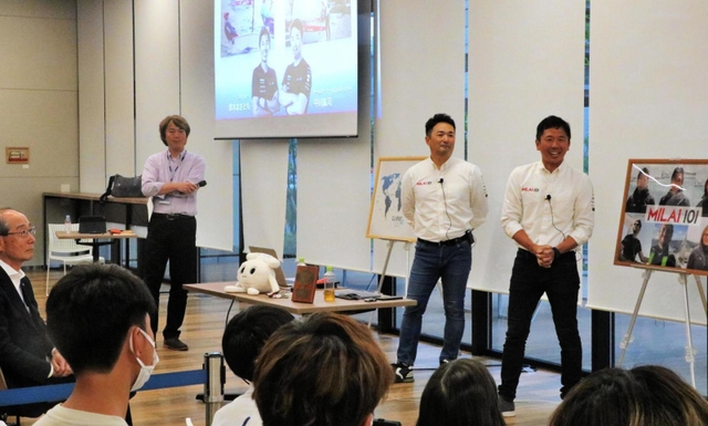 世界一周のレースでの経験を語る鈴木晶友さん（右）と中川紘司さん＝西宮市芦原町９、古野電気
