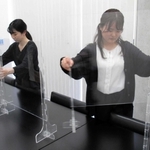 感染防止のために設けてきた応接室のパーティションを撤去する社員＝神戸市中央区栄町通４、和田興産（撮影・横田良平）