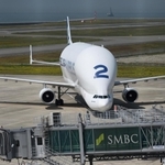 神戸空港に降り立った特別大型貨物機「ベルーガＳＴ」＝１０日午前、神戸市中央区（撮影・風斗雅博）