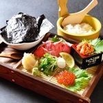 神戸須磨一番摘み「須磨海苔（のり）手巻き寿司」神戸牛炙（あぶ）りうにいくら乗せ（ワールド・ワン提供）