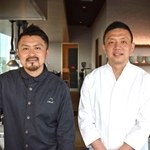 レシピを考案したシェフの坂本健さん（左）と林亮平さん＝神戸市中央区新港町