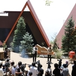 おしゃれなコテージが並ぶ「ネイチャーライブ六甲」。報道関係者に公開された＝１７日午前、神戸市灘区六甲山町（撮影・三浦拓也）