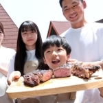 ステーキの調理も実演したプレスプレビュー＝１７日午前、神戸市灘区六甲山町、ネイチャーライブ六甲（撮影・三浦拓也）