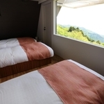 神戸市街地が一望できるコテージの寝室＝１７日午前、神戸市灘区六甲山町、ネイチャーライブ六甲（撮影・三浦拓也）