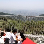 コテージの「ハンモックテラス」から神戸の市街地が一望できる＝１７日午後、神戸市灘区六甲山町、ネイチャーライブ六甲（撮影・三浦拓也）