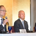 （左から）代表幹事に就いた井谷憲次氏と２年目に入る楢木一秀氏、退任した服部博明氏＝神戸ポートピアホテル（撮影・風斗雅博）