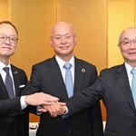 （左から）代表幹事に就いた井谷憲次氏と２年目に入る楢木一秀氏、退任した服部博明氏＝神戸ポートピアホテル（撮影・風斗雅博）