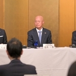 （左から）代表幹事に就いた井谷憲次氏と２年目に入る楢木一秀氏、退任した服部博明氏＝神戸ポートピアホテル（撮影・風斗雅博）