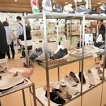 秋冬向けの新作靴が並んだ「日本グランドシューズコレクション＆全国サンダルフェア」＝神戸市中央区港島中町６